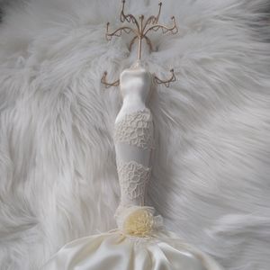 Mannequin jewelry stand